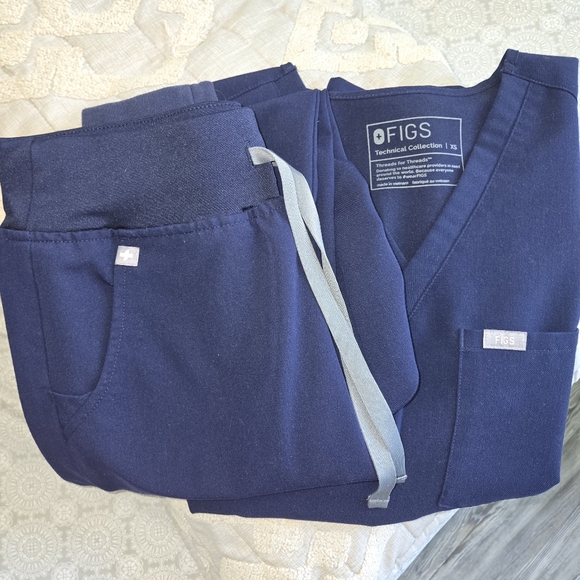 FIGS Catarina One-Pocket Scrub Top - Picture 2 of 4